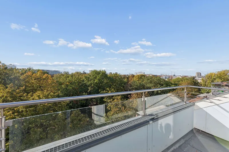 Dachgeschosswohnung mit Terrasse, Aufzug und Blick auf den Fernsehturm — photo 1